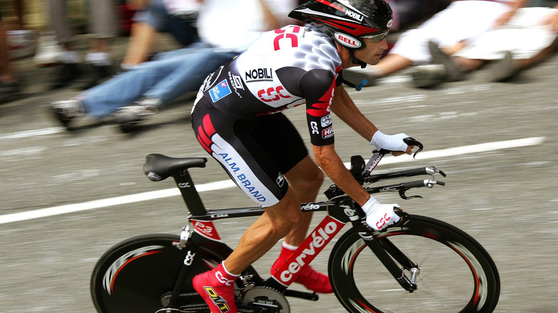 “萨尔·巴赫带领南非羚羊队击败澳大利亚，成功晋级”